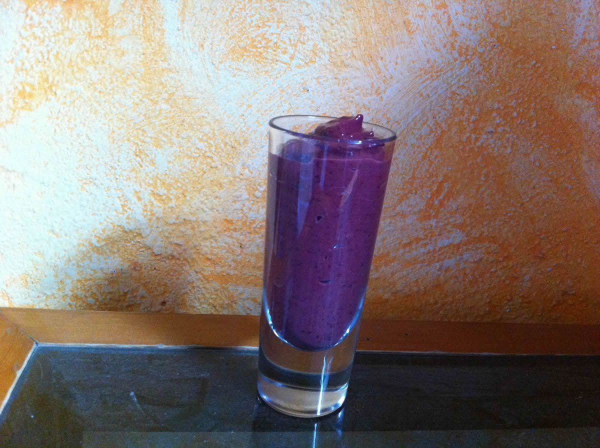 Rohkost zum Trinken: ein Smoothie aus Minze und Brombeeren